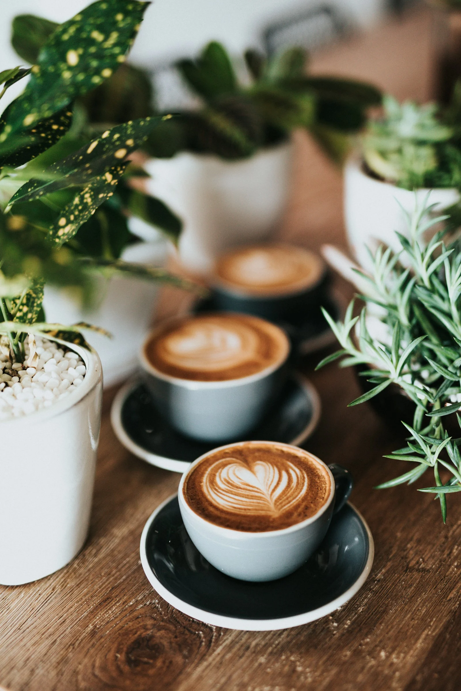 Taza de café y libreta abierta en mesa